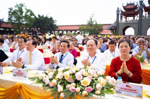 Ba-Vang-Pagoda-Shines-with-Dual-World-Records-31