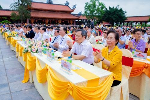 Ba-Vang-Pagoda-Shines-with-Dual-World-Records-40