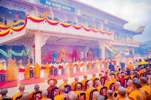 Ba-Vang-Pagoda-Shines-with-Dual-World-Records-45