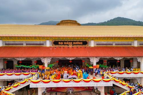 Ba-Vang-Pagoda-Shines-with-Dual-World-Records-58