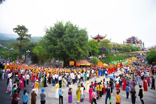 Ba-Vang-Pagoda-Shines-with-Dual-World-Records-60